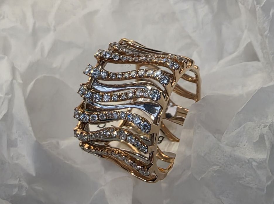 Шикарное золотое кольцо Rafael