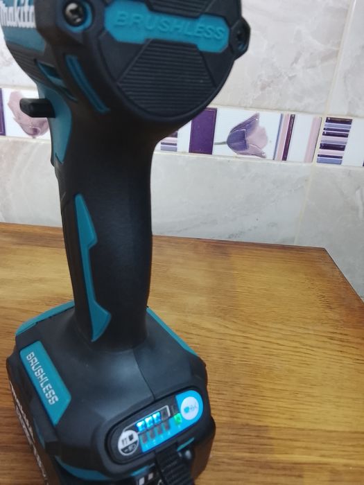 Autofiletanta impact Makita DTD173 cu o baterie de 6a NOU