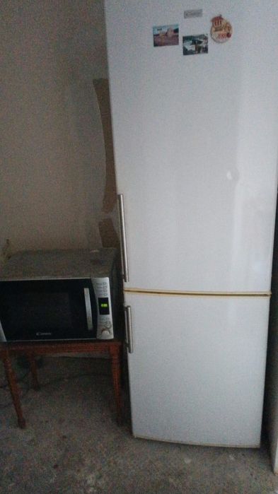 Хладилник с фризер + микровълнова фурна и масичка