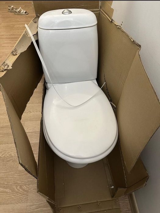 Продам 2 унитаза и раковину б/у дешево