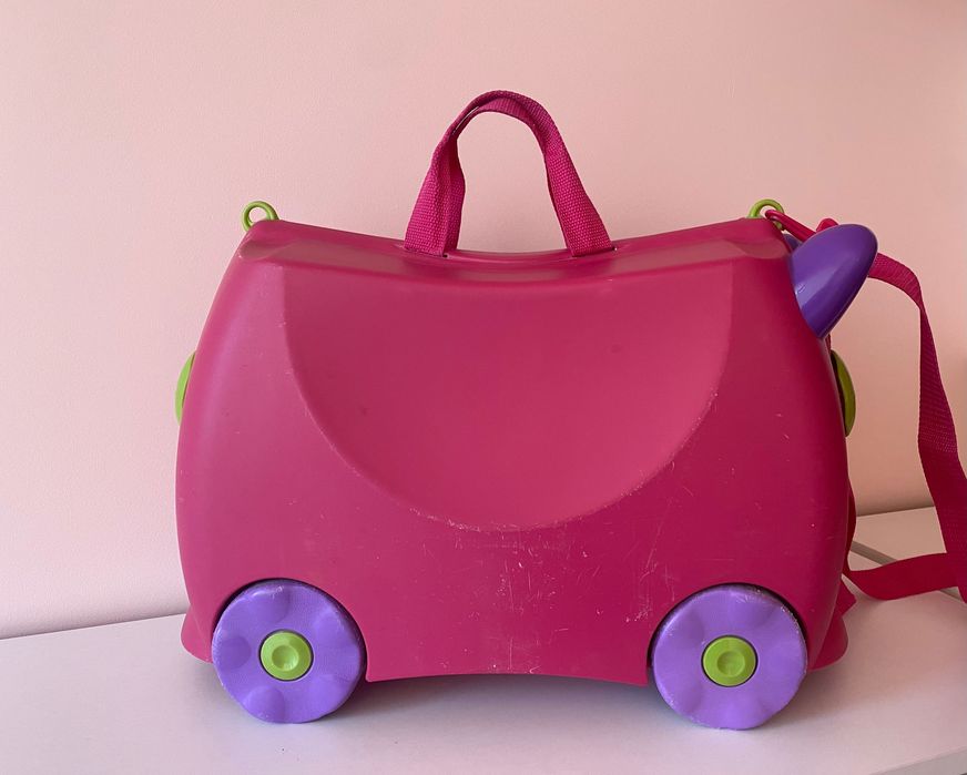 Детски куфар с колелца за бутане