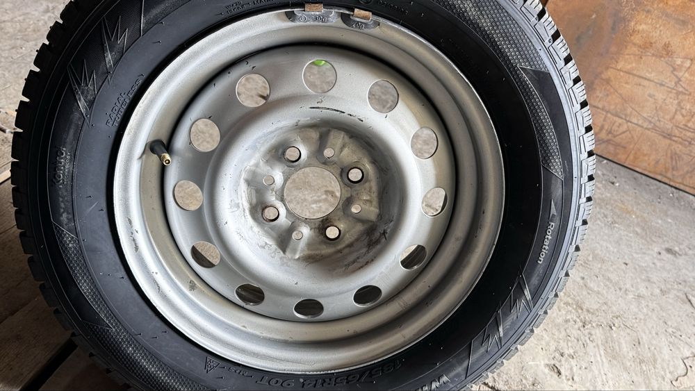 Продам зимние покрышки с дисками на 14