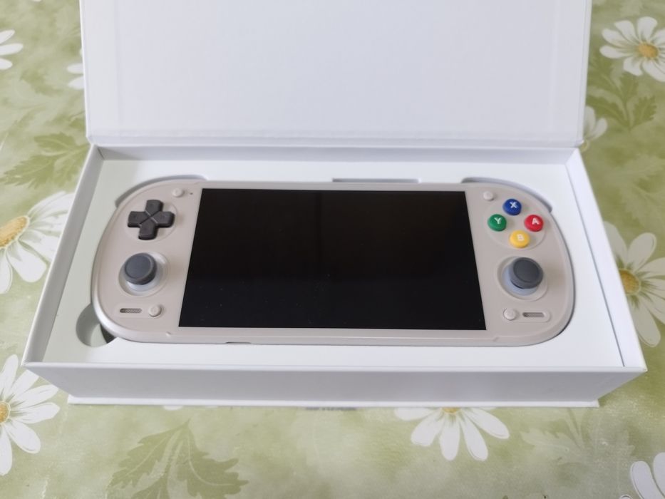 Чисто нова Ретро конзола Retroid Pocket 6