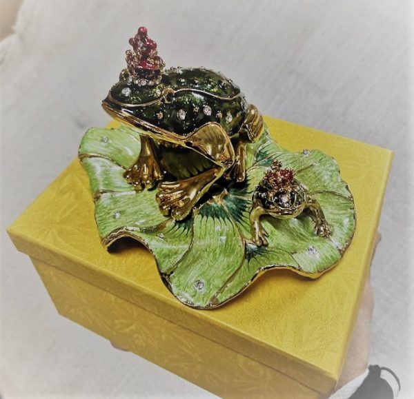 Кутия за бижута – символ на просперитет – инкрустирани с камъни, ръчна