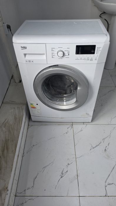 Продам стол и диван для кафе