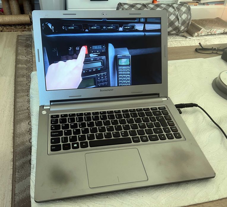 Laptop Lenovo M30-70 i3 8GB HDD HDMI fara alimentator defect baterie