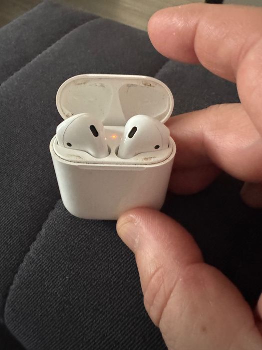 Căști AirPod 2 - carcasă și cască dreapta funcționale