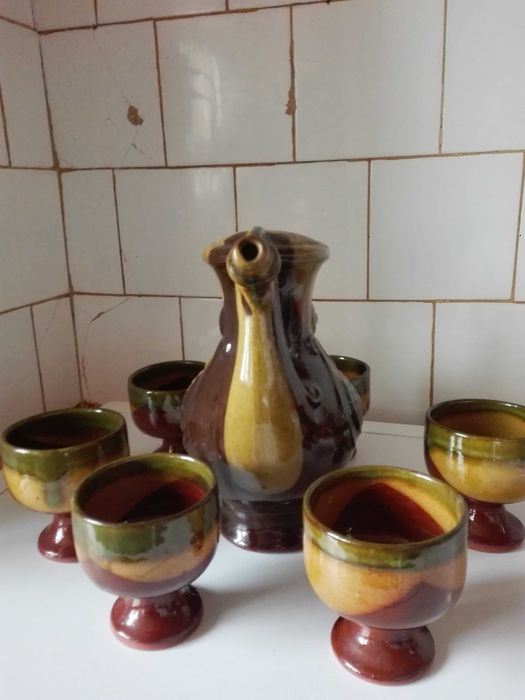 Сервиз за вино и посребрен нож .