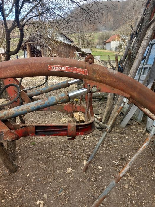 Vând tractor U445 DT