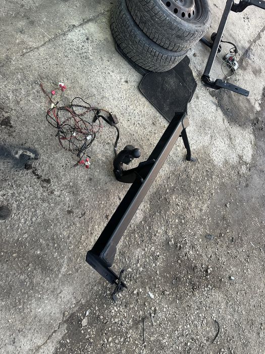 Теглич за Тойота Авенсис Т25 комби!