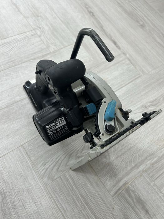 Makita DHS 680 circular de mana