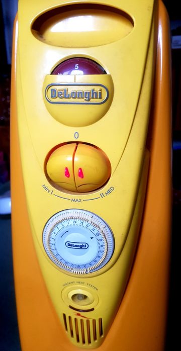 Calorifer pe ulei, DeLonghi (ITA), electric, pe roți