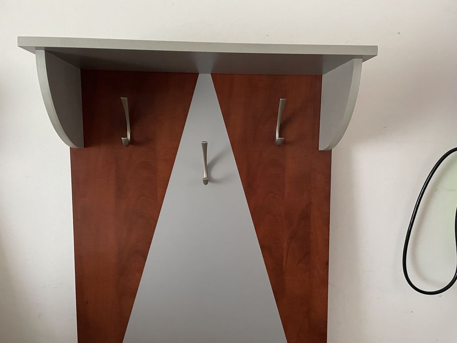 Cuier din pal  cu lada