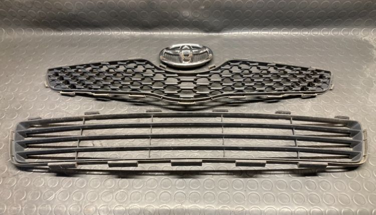 Решетки и емблема за тойота ярис/Toyota yaris 06-11г
