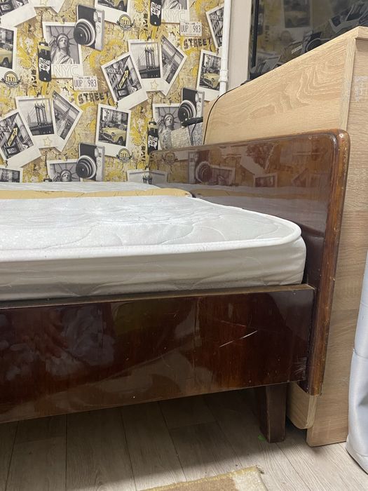 Кровать с двумя матрацами