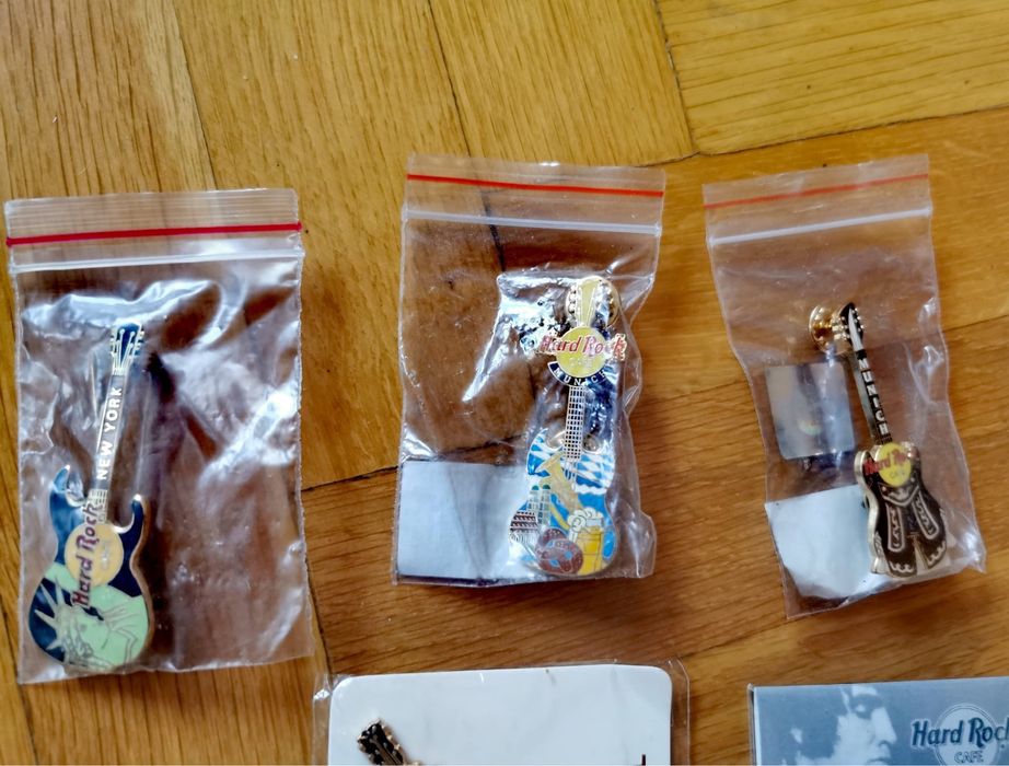Значки емблеми пинове от HARD ROCK CAFE  чисто нови китарни баджове !