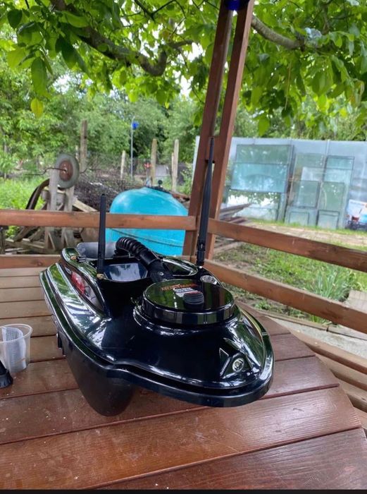 Лодка за захранка с сонар и гпс автопилот