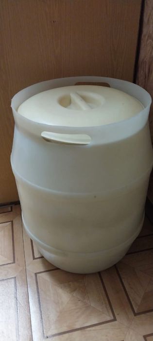 Бак с крышкой пластмассовый для хранения