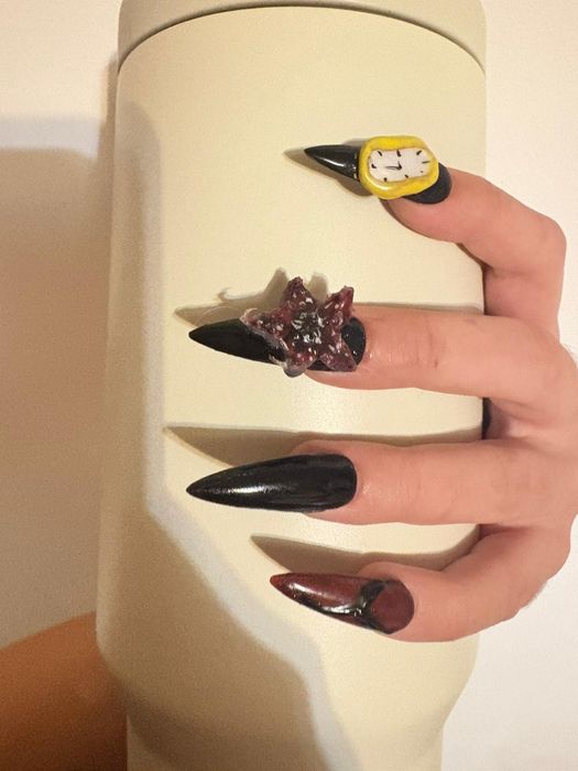 Vand unghii press on  Stranger Things