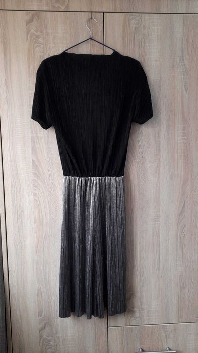 Vand rochie marimea M/38! Model fara tiv cusut.Detalii in privat!