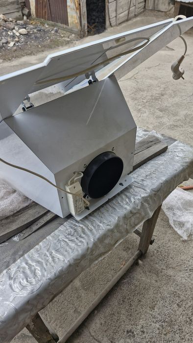 Вытяжка мощная, вертикальная.