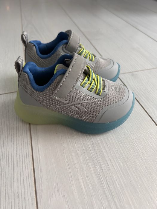 Нови маратонки reebok светещи