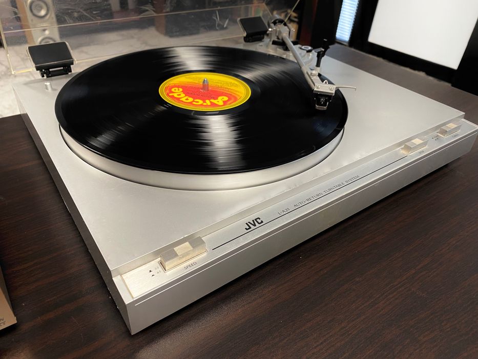 Полуавтоматичен грамофон JVC