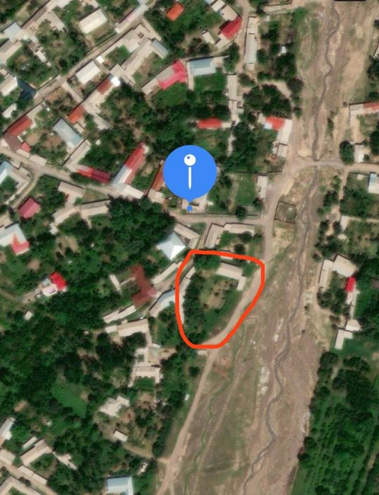 Октош ён багрида сув буйида гузал табиатли 17 сотх уй ер хисобида соти