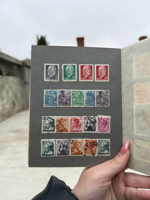 Малък класьор с различни пощенски марки