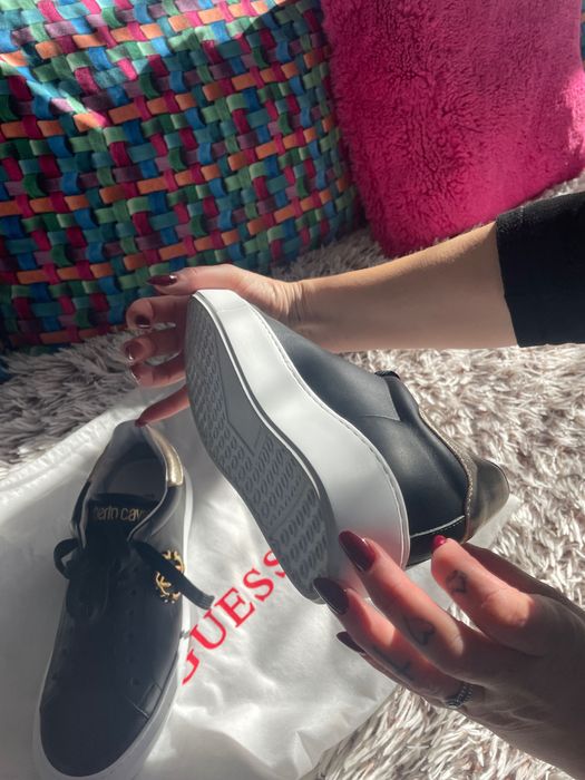 Adidași negri marca Roberto Cavalli în stare foarte bună de vânzare.