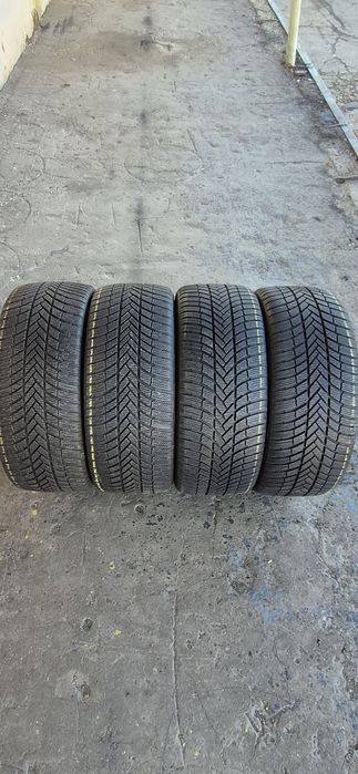 4 anvelope iarna Bridgestone 255/40/21.Pretul este pe bucata.