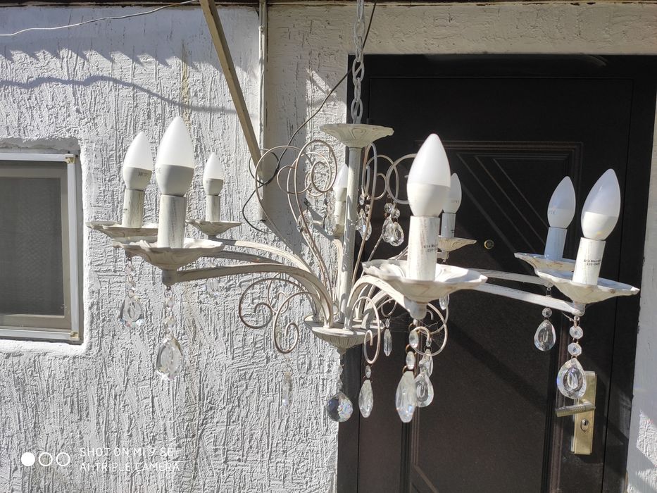 Люстра яркая, состояние новой