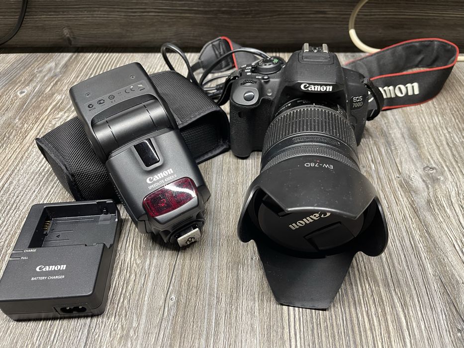 Canon EOS 700D; В комплекте вспышка Canon Speedlite 430EX ||