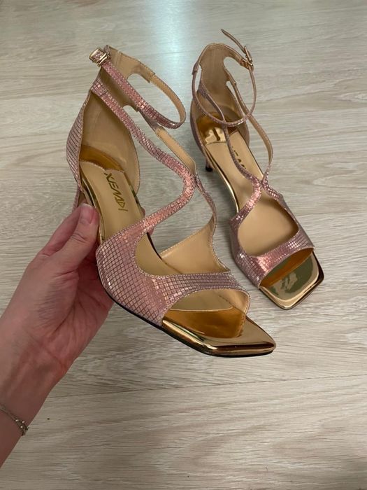 Босоножки изящные