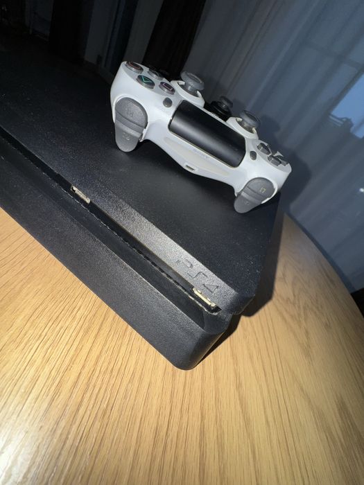 Play Station 4 cu 2 manete Sony