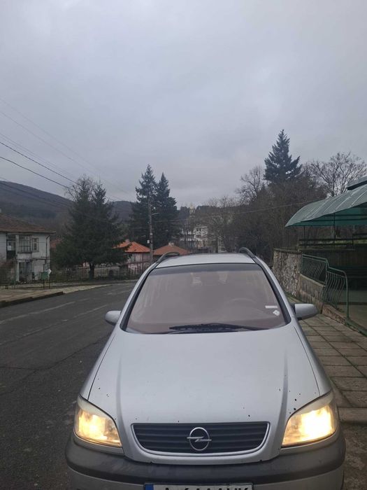 Автомобил Опел Зафира