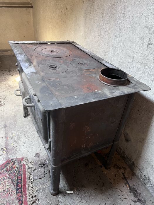 Чугунена готварска печка на твърдо гориво