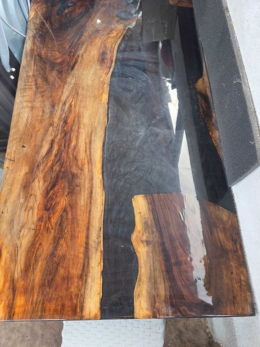 Холна масичка за кафе от орех и смола.