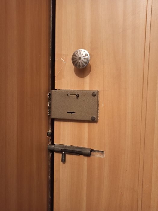 Продам железную дверь б/у