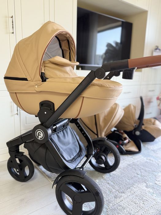 Vând cărucior de lux Krausman Topaz Lux Beige 3 în 1, în stare impecabilă, aproape nefolosit.