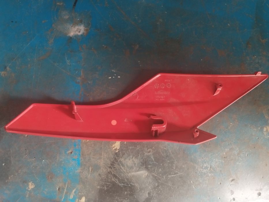 Carena dreapta inferioara bugspoiler pentru Triumph street triple rs