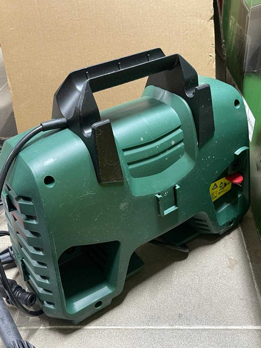 Aparat spalat cu presiune EasyAquatak 120 de la Bosch (1500 W, set pentru uz casnic și auto, 350 litri pe oră, în cutie)