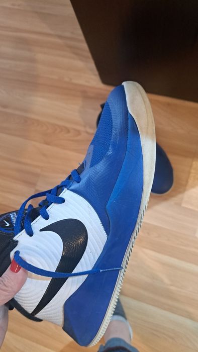 Vând ghete Nike Team Hustle D9, mărimea 39