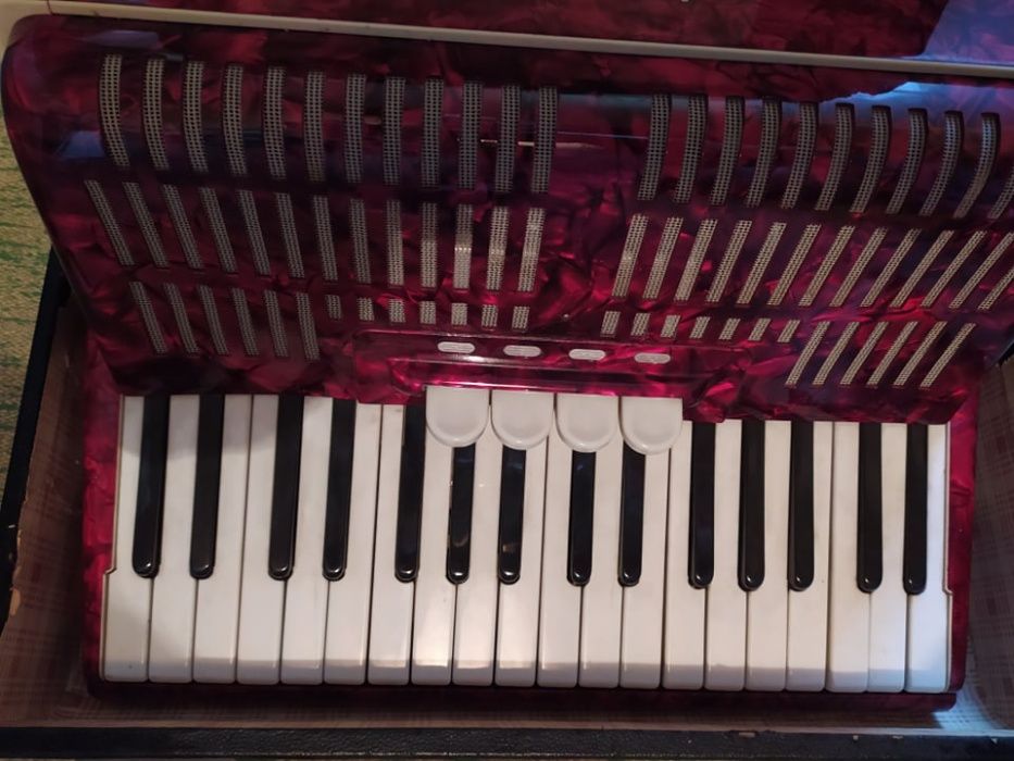 Акордеон Weltmaister с куфар, 48 баса