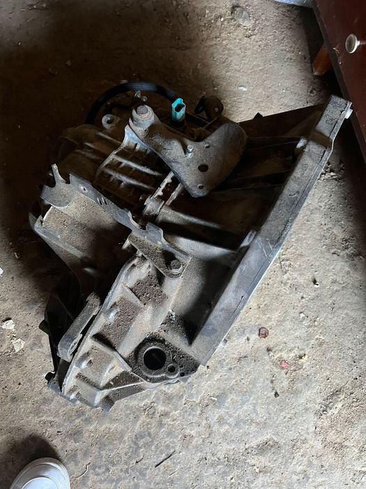 Cutie viteze Renault Laguna.