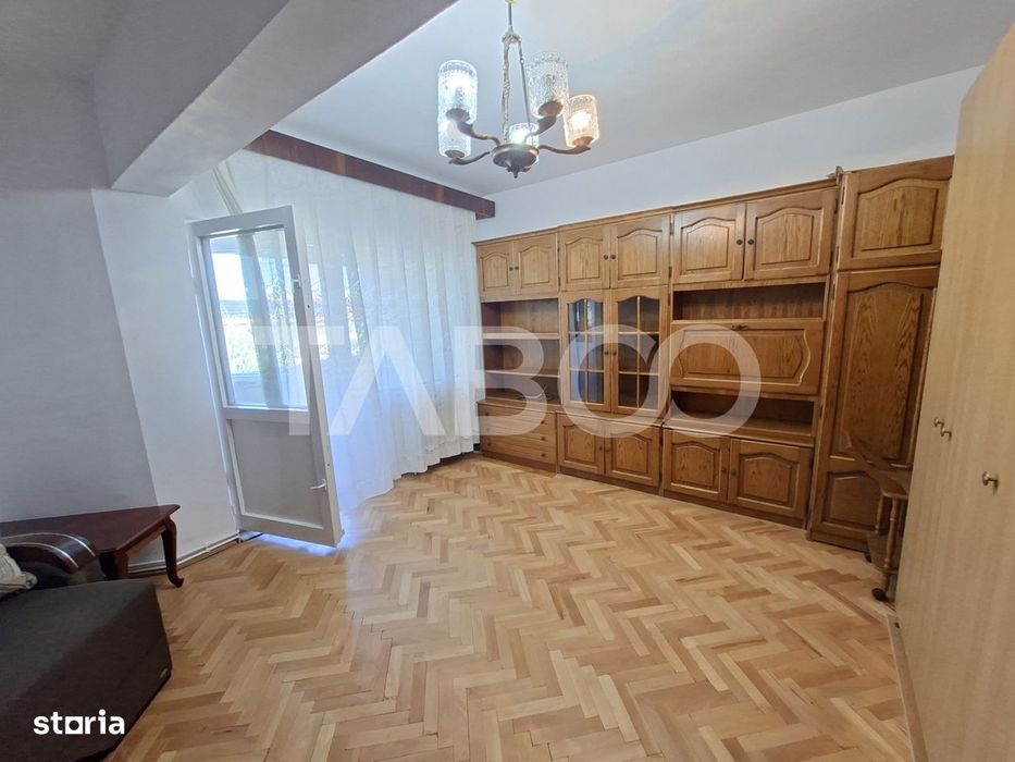 Apartament de inchiriat 2 camere zona Strand etaj 3 bucatarie separata