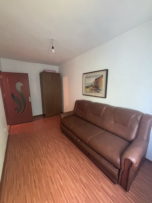 De vânzare apartament compus din  - 3 camere  - balcon închis complet  - bucătărie închisă  - centrala proprie ( gaz ) - semi mobilat  Info 0732871708