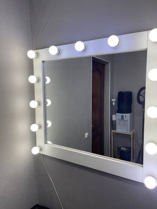 Продам зеркало с лампочками