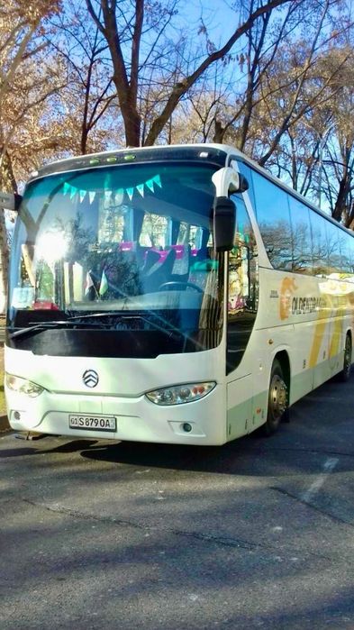 Автобус марки Golden Dragon