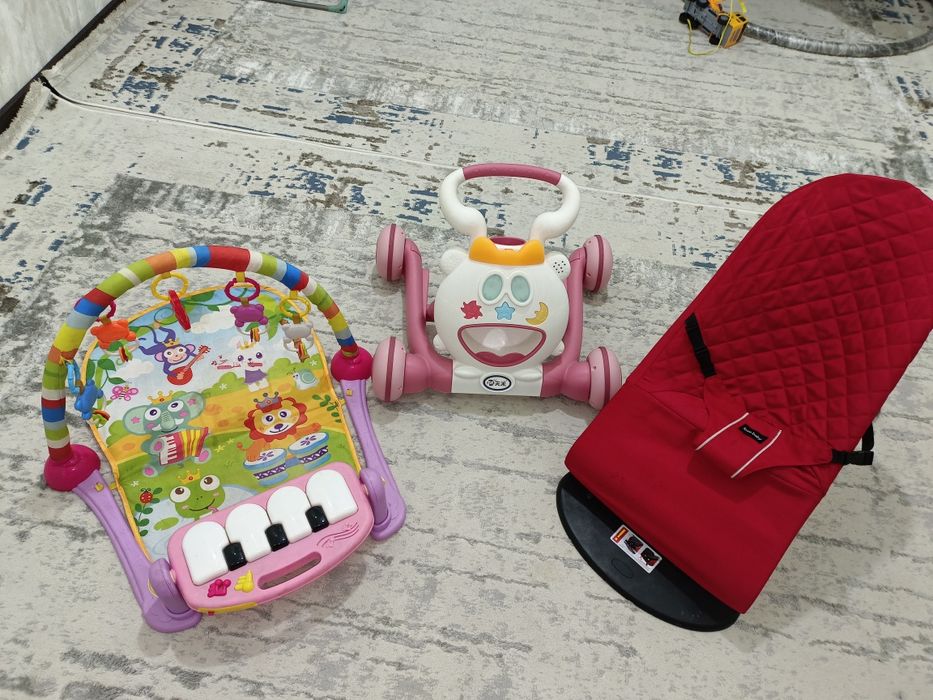 Детский коврик, шезлонг и толокар за 12000